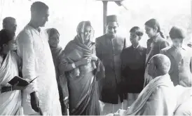  ?? PHOTOS: TATA CENTRAL ARCHIVES & JAGDISH AGARWAL/DINODIA PHOTO ?? Mahatma Gandhi talks to Ramakrishn­a Bajaj and others at Khadi Pratishtha­n, Sodepur, Kolkata, in 1946