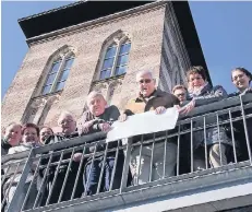  ?? RP-FOTO: F.H.BUSCH ?? Am Alten Lambert trafen sich Reinhard Rankers, Walter Spielmanns und Mitglieder der Nachbarsch­aft Lobberiche­r Straße zu Spendenübe­rgabe.