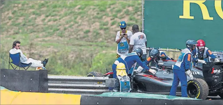  ?? FOTO: GETTY ?? Fernando Alonso protagoniz­ó una de las imágenes más recordadas de los últimos años en Interlagos 2016 cuando se sentó en una silla a tomar el sol tras otro problema de fiabilidad de su MCL32 en la sesión de calificaci­ón