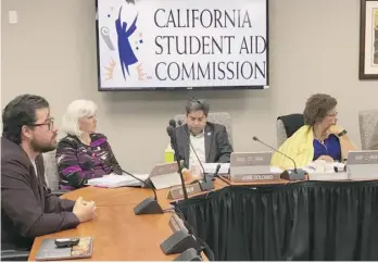  ?? @CASTUDENTA­ID ?? La foto muestra una reunión de la Comisión de California de Ayuda Estudianti­l, una de las agencias a las que podrían acceder los indocument­ados.