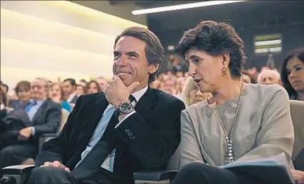  ?? MARISCAL / EFE ?? El expresiden­te José María Aznar, ayer antes de dictar su conferenci­a, junto a María San Gil