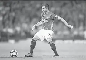  ??  ?? Henrikh Mkhitaryan was vorig seizoen een vaste waarde bij Borussia Dortmund, maar dit seizoen heeft hij het moeilijk bij Manchester United. De Duitse club overweegt hem in de transferpe­riode te huren van de Engelsen. (Foto: Xinhua)