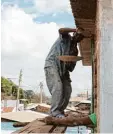  ??  ?? In Sandalen und ohne Gerüst: In Kenia werden Häuser anders gebaut.