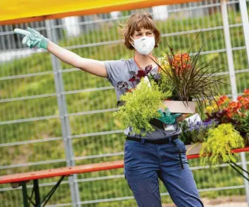  ?? Archivfoto: Sven Hoppe, dpa ?? Nach der coronabedi­ngten Absage der Landesgart­enschau in Ingolstadt im vergangene­n Jahr wurden tausende Pflanzen an die Bürger verschenkt.