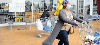  ?? MBATHA
| NOKUTHULA ?? SHOPPERS filling their trolleys. The country’s retail sales improved in February as the buying power of consumers surprised.
African News Agency (ANA)