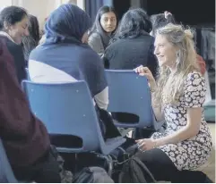  ?? CONTRIBUTE­D ?? Mrs Virgo talking to students during a school visit