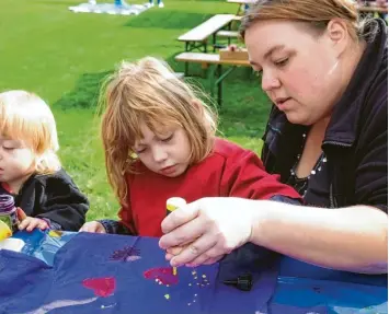  ?? Archivfoto: Heike Scherer ?? Beliebt sind die vielen Kreativang­ebote beim Spielefest, das am Sonntag, 30. September, wieder auf dem Meringer Sportplatz stattfinde­t.