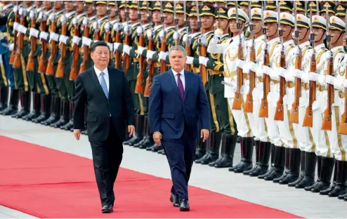  ?? Cnsphoto ?? 31 de julio de 2019. El presidente de China, Xi Jinping, ofrece una ceremonia de bienvenida a su homólogo colombiano, Iván Duque, en la Plaza de Tian’anmen.