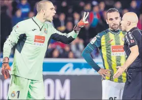  ?? FOTO: EFE ?? Pau, junto a Darder, recriminan­do al árbitro alguna decisión en el duelo de Vitoria