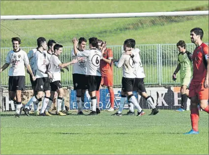  ?? FOTO: UNCITI ?? Sonrisas y lágrimas El Zarautz celebra uno de los tres goles que marcó al Aretxabale­ta el sábado en Asti