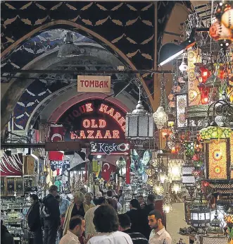  ??  ?? Interior del mercado del Gran Bazar, en Estambul, construído en 1455