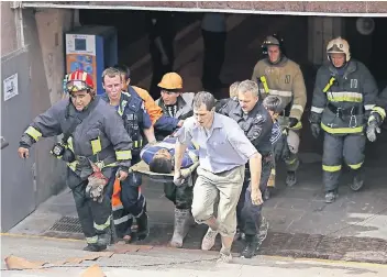  ?? FOTO: DPA ?? Im Minutentak­t trugen Rettungskr­äfte Verletzte aus dem U-Bahn-Tunnel ins Freie.