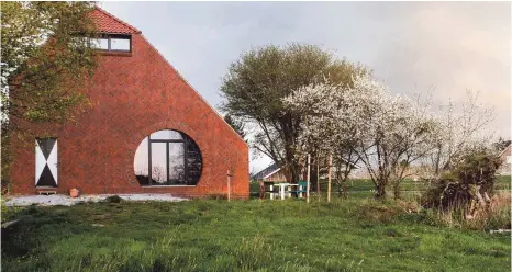  ?? FOTO: JAN STEENBLOCK ?? Haus des Jahres 2018 ist ein Klinkerbau in Ostfriesla­nd. Entworfen hat das Gebäude Architekt Thomas Kröger.