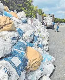  ?? CORTESÍA ?? Muestra. Estos son algunos de los sacos de basura que recogieron los pescadores por el mercado Caraguay.