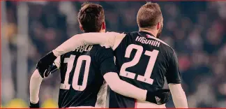  ??  ?? Tandem L’abbraccio fra Paulo Dybala, 26 anni, e Gonzalo Higuain, 32 anni dopo il primo gol della Juve all’Udinese