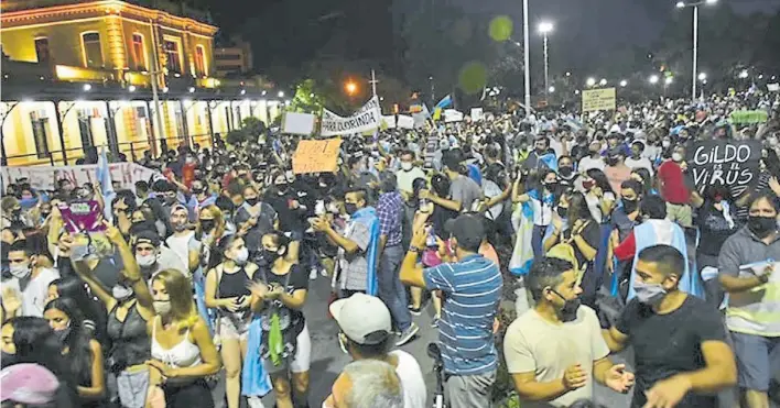  ?? DIARIO LA MAÑANA ?? En las calles. Por tercer día consecutiv­o y tras la violenta represión del viernes, miles de formoseños salieron a cuestionar a Gildo Insfrán.