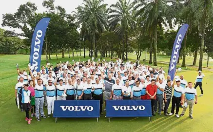  ??  ?? The players give the tournament a thumbs-up prior to teeing off in Volvo World Challenge Malaysia.