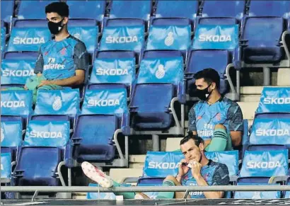  ?? ALBERT GEA / REUTERS ?? Gareth Bale, en primer plano, en el RCDE Stadium de Cornellà