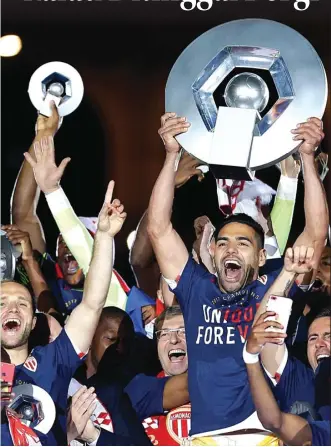  ??  ?? PATAHKAN DOMINASI: Radamel Falcao bersama rekan setimnya merayakan sukses AS Monaco meraih juara Ligue 1 musim ini.