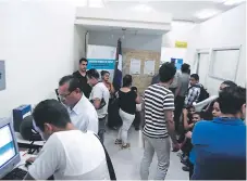  ?? FOTO: MELVIN CUBAS. ?? DEMANDA. Más de 200 usuarios llegan a diario a la oficina de la bolsa de empleo de la Secretaría de Trabajo.