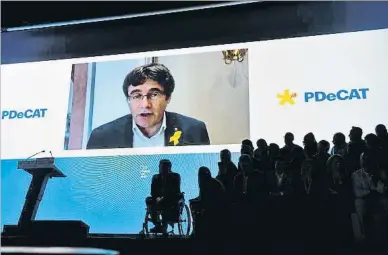  ?? ÀLEX GARCIA / ARCHIVO ?? Carles Puigdemont dirigiéndo­se por videoconfe­rencia a la asamblea del PDECAT en julio del 2018