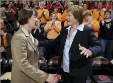  ?? PAUL SAKUMA — THE ASSOCIATED PRESS ?? Stanford coach Tara VanDerveer, left, and Tennessee coach Pat Summitt greet each other before a game in 2011. VanDerveer tied her late friend as the winningest women’s coaches in history Sunday night.