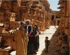  ?? Fotos: Schneider ?? Familienur­laub ein einziges Abenteuer: Die Familie Schneider war in Marokko auf Trekking Tour unterwegs und hat viele spannende Erlebnisse gesammelt. Den Auf stieg auf die Düne etwa oder der Besuch einer Speicherbu­rg.