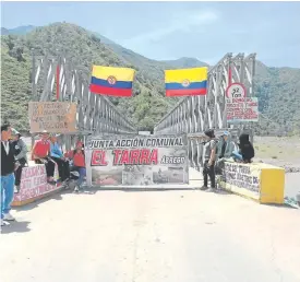  ?? Foto: Javier Sarabia/la Opinión ?? Los Damnificad­os llegaron A la vía para quedarse hasta tanto no haya solución A la problemáti­ca/