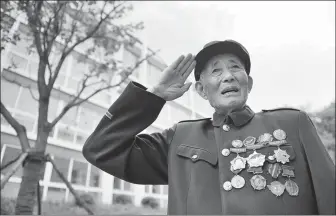  ?? LIU HAIDONG / XINHUA ?? Sun Jingkun, a veteran who fought in the War to Resist US Aggression and Aid Korea ( 1950- 53), salutes in June 2013.