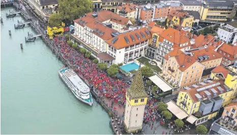  ?? FOTO: PHILIPP STEURER ?? Am 7. Oktober starten beim 3- Länder- Marathon erneut Tausende Läufer von der Lindauer Inselprome­nade.