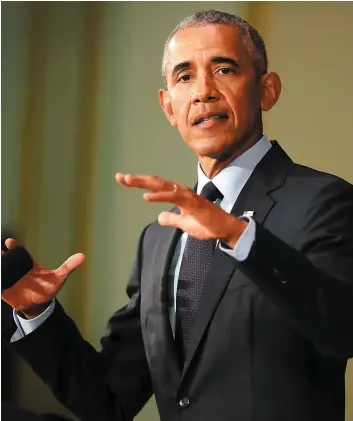  ?? PHOTO AFP ?? L’ancien président Barack Obama s’adressait hier à des étudiants de l’université de l’Illinois où il a accepté le prix Paul H. Douglas pour l’éthique au gouverneme­nt.