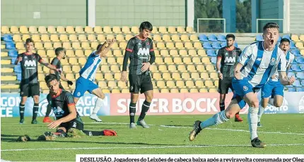  ??  ?? DESILUSÃO. Jogadores do Leixões de cabeça baixa após a reviravolt­a consumada por Oleg