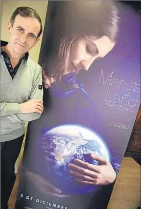  ?? MAITE CRUZ ?? Juan Manuel Cotelo, con el cartel de su película, en Barcelona