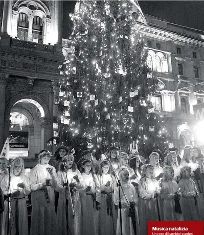  ?? (Fotogramma) ?? Musica natalizia Un coro di bambini svedesi intona un coro natalizio a Milano, in piazza Duomo, in una foto dei primi anni Duemila. Nel genere della musica natalizia si sono cimentati, da sempre, i maggiori compositor­i: dai grandi della musica...