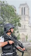  ?? FOTO: AFP ?? ►► Un policía vigila ayer la catedral de Notre Dame, en París.