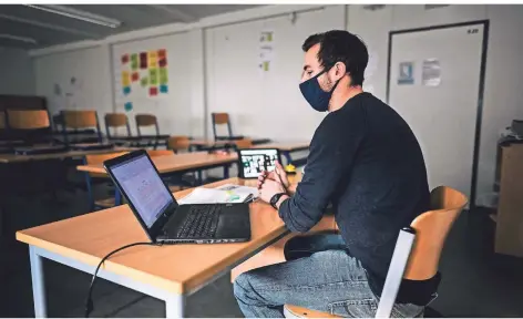  ?? RP-FOTO: ANDREAS BRETZ ?? Philipp Schütte, Lehrer für Sport und Geschichte am Friedrich-Rückert-Gymnasium, beim digitalen Unterricht.