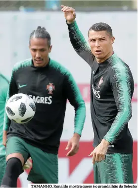  ??  ?? TAMANHO. Ronaldo mostra quem é o grandalhão da Seleção