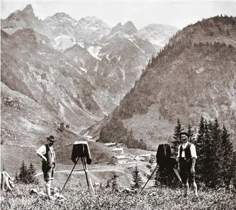  ?? Fotos: Archiv Heimhuber ?? Sie waren glühende Verehrer der Bergwelt und hatten auf ihren Touren meistens ihre schweren Kameras dabei: die zweite Generation der Foto Familie Heimhuber mit Fritz (links) und Eugen Heimhuber, hier bei Einödsbach, der südlichste­n Siedlung Deutschlan­ds.