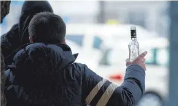  ?? FOTO: DPA/DANIEL REINHARDT ?? Trinkgelag­e auf öffentlich­en Plätzen machen Anwohnern der Altstadt zu schaffen.