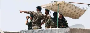  ?? Reuters ?? ONGOING OFFENSIVE: Syrian Democratic Forces (SDF) fighters stand atop of a building near Raqqa city, Syria on Wednesday. -