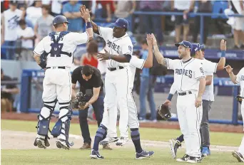  ??  ?? Les joueurs des Padres de San Diego célèbrent leur victoire de 3 à 0 acquise aux dépens des Dodgers de Los Angeles, dimanche, à Monterrey, au Mexique. Associated Press: Eduardo Verdugo