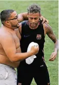  ??  ?? Dicke Freunde auch in den USA: Ein Fan umarmt Neymar.