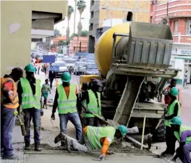  ?? ARÃO MARTINS|HUÍLA-EDIÇÕES NOVEMBRO ?? Munícipes aplaudem as obras em curso na cidade do Lubango que estão a dar outra imagem à região