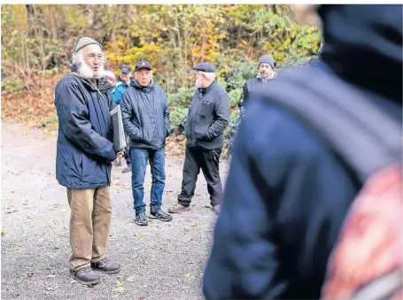  ?? FOTO: ANNE ORTHEN ?? Im Aaper Wald erzählt Peter Schulenber­g etwas über die Schießwall­e, die hinter ihm die Hügllandsc­haft bilden. Bei der Führung geht es um die Überreste längst vergangene­r Kriege.