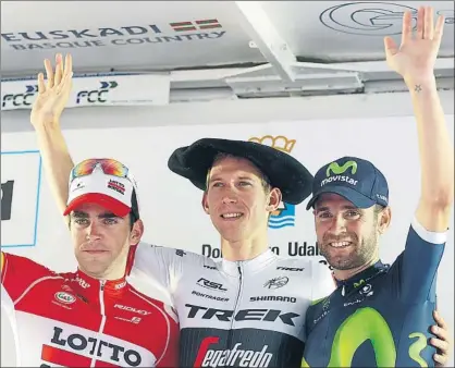  ?? FOTO: JUAN HERRERO ?? Bauke Mollema , con su ‘sombrero vasco’, saluda en el podio junto a Gallopin y Valverde