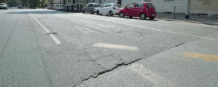  ??  ?? Profonde fratture, buche e avvallamen­ti sulla Nomentana davanti a Sant’Agnese fuori le mura (foto Leone/LaPresse)