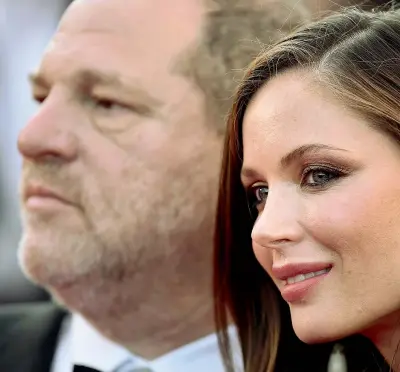  ??  ?? Prima delle rivelazion­i Harvey Weinstein, 65 anni, con la moglie Georgina Chapman, 41: lei lo ha lasciato ieri