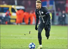  ??  ?? Paris Saint-Germain heeft het eerste bod op Neymar als lachwekken­d bestempeld. (Foto: AD)