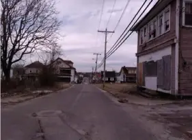  ?? Mary Pezzulo ?? A street in the Steubenvil­le neighborho­od of LaBelle.