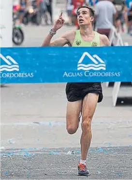  ?? (PEDRO CASTILLO) ?? Así llegaba a la meta. Gianfranco Presti celebra con el brazo en alto. Volvió luego de cinco meses y fue con victoria .